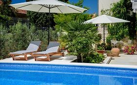 Palace Schoen Milesi - Esense Of Prestige - Private Pool - Free Parking - Old Money Style Luxury Rooms - Walking Distance To The Old Town, The Beach And All Amenities - Buralux Properties