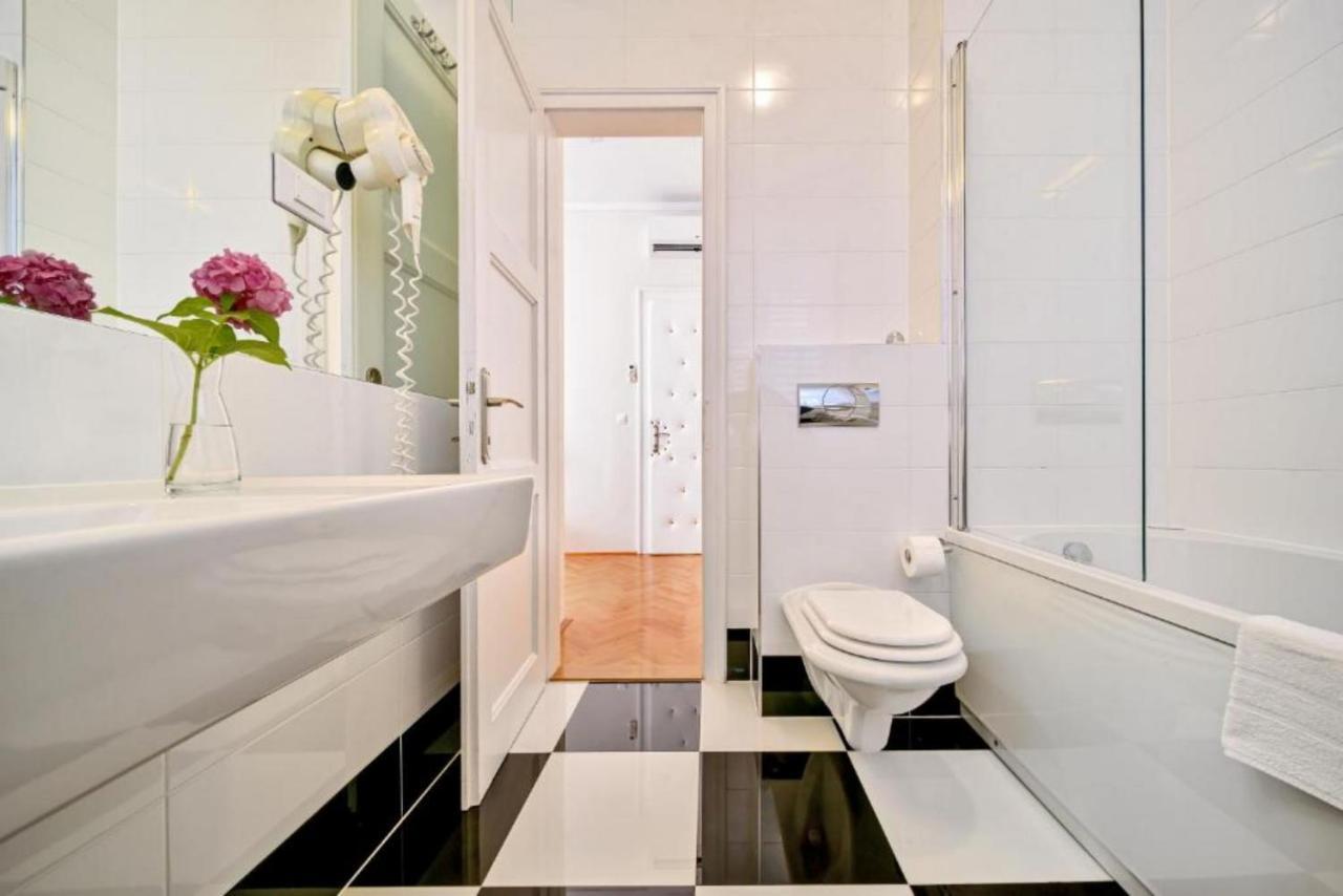 Palace Schoen Milesi - Esense Of Prestige - Private Pool - Free Parking - Old Money Style Luxury Rooms - Walking Distance To The Old Town, The Beach And All Amenities - Buralux Properties Split Exterior photo