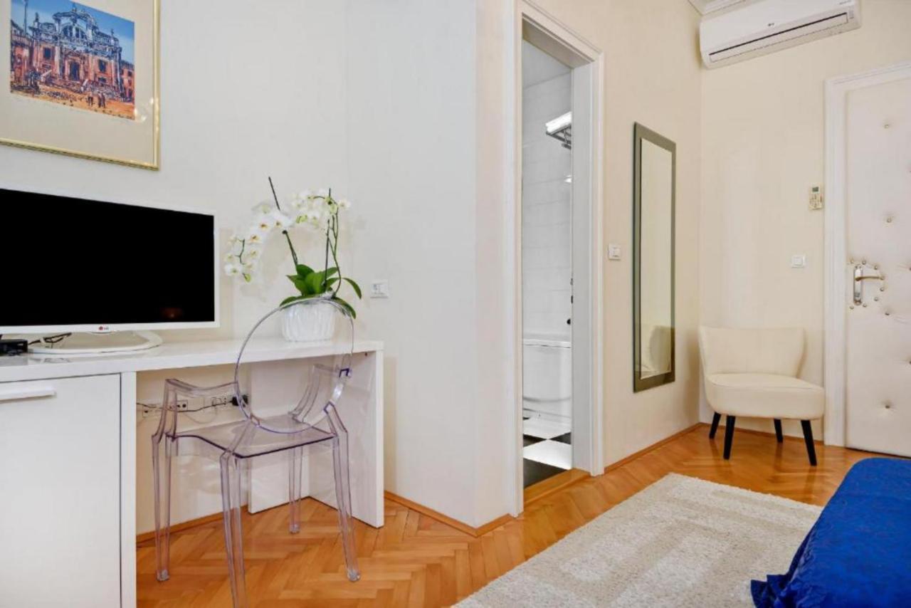 Palace Schoen Milesi - Esense Of Prestige - Private Pool - Free Parking - Old Money Style Luxury Rooms - Walking Distance To The Old Town, The Beach And All Amenities - Buralux Properties Split Exterior photo