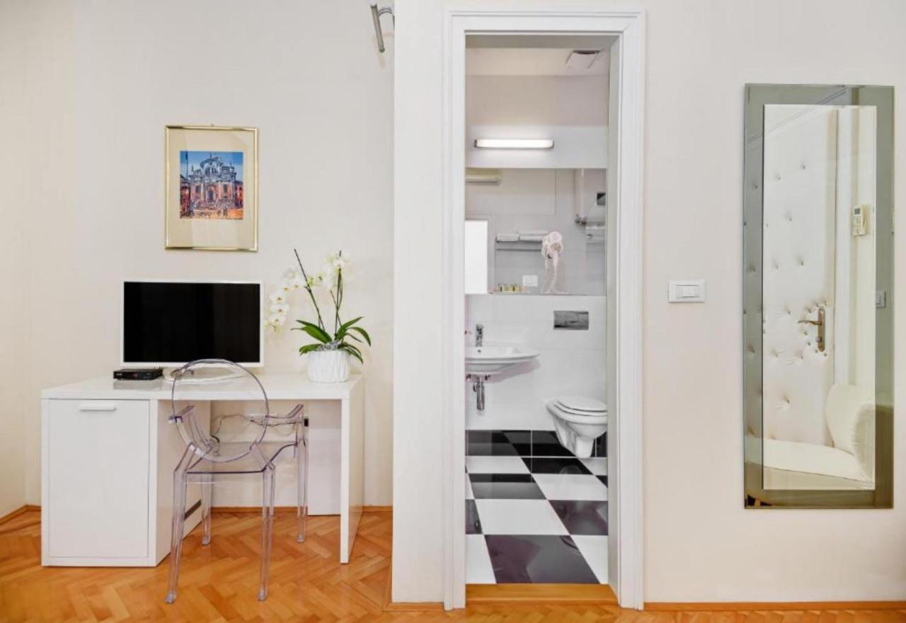 Palace Schoen Milesi - Esense Of Prestige - Private Pool - Free Parking - Old Money Style Luxury Rooms - Walking Distance To The Old Town, The Beach And All Amenities - Buralux Properties Split Exterior photo